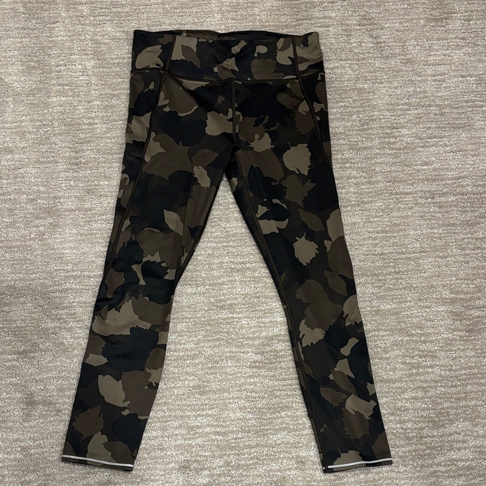 Athleta size medium camo colored leggings. 25 inch inseam